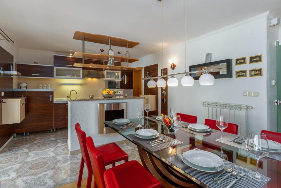 Kitchen or kitchenette, Dining area