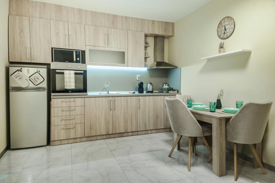 Coffee/tea facilities, Dining area, heating, heating, microwave, oven, stove, toaster, washing machine, kitchen, air conditioner, air conditioner