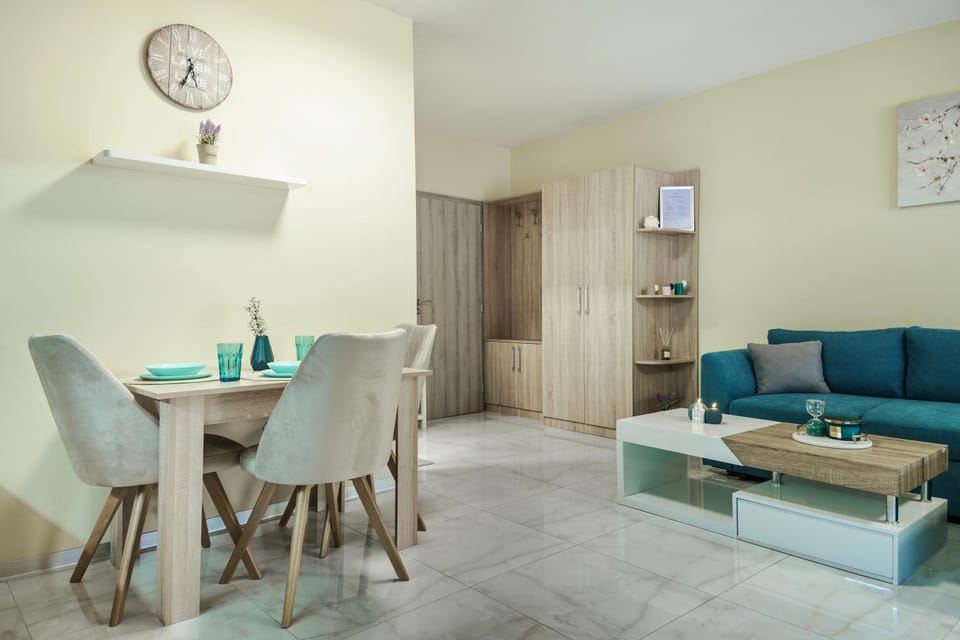 Living room, Seating area, Dining area, heating, heating, wardrobe, air conditioner, air conditioner