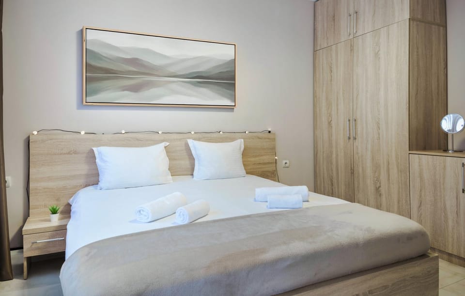 Bed, TV and multimedia, Bedroom, flat iron, heating, heating, towels, towels, wardrobe, air conditioner, air conditioner