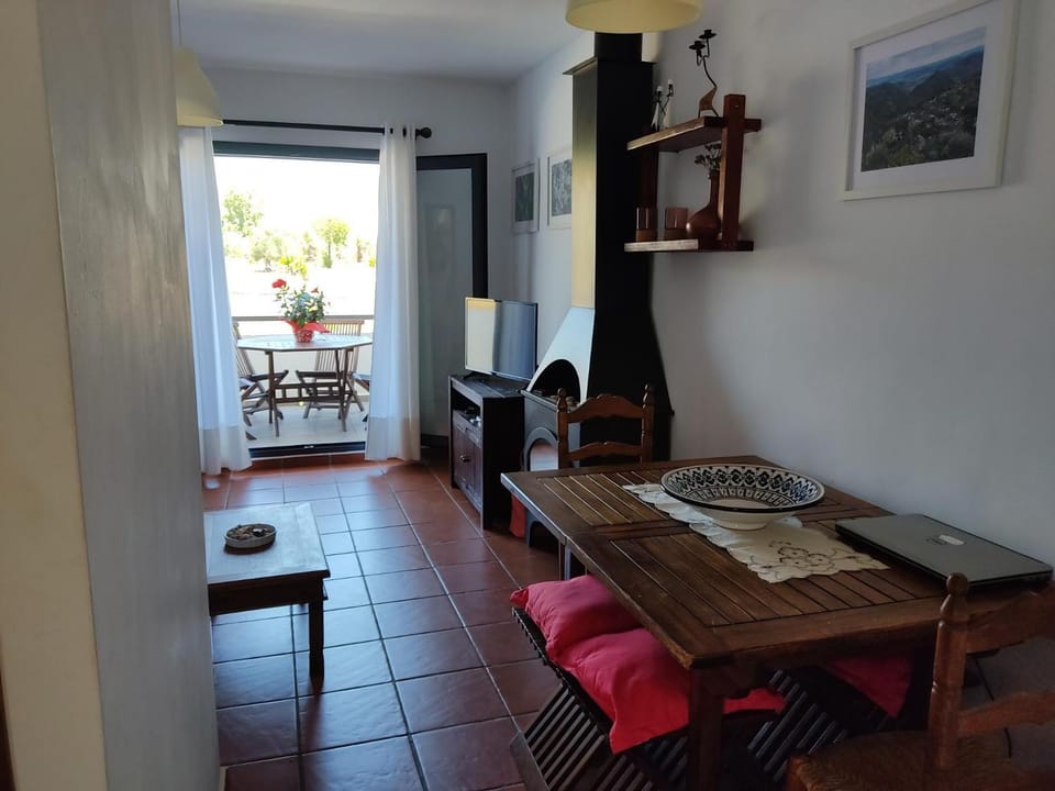 TV and multimedia, Living room, Seating area, Dining area