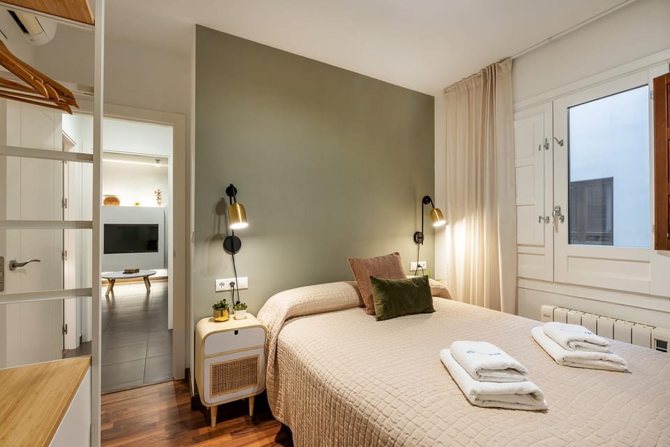 Bed, Seating area, Bedroom