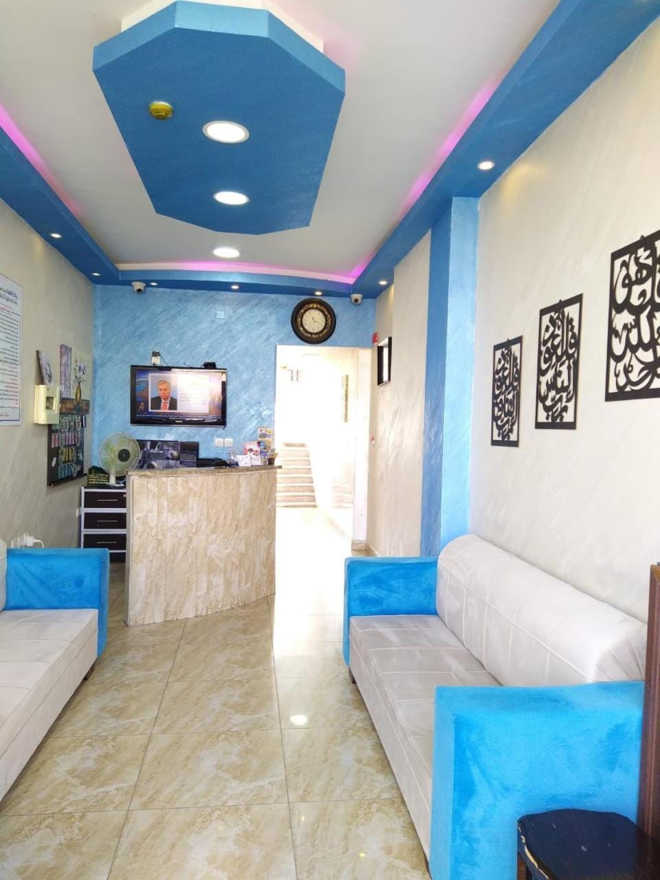 Facade/entrance, TV and multimedia, Living room, Lobby or reception, Seating area, City view, Sea view