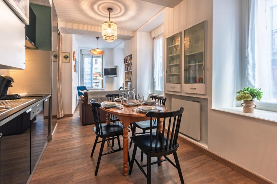 Kitchen or kitchenette, Living room, Dining area
