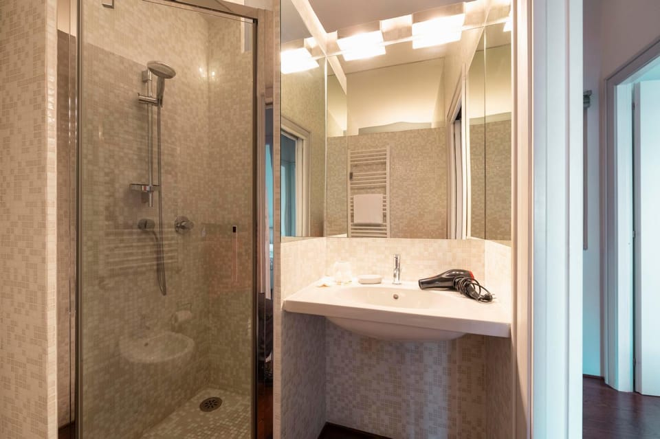Shower, Bathroom, towels
