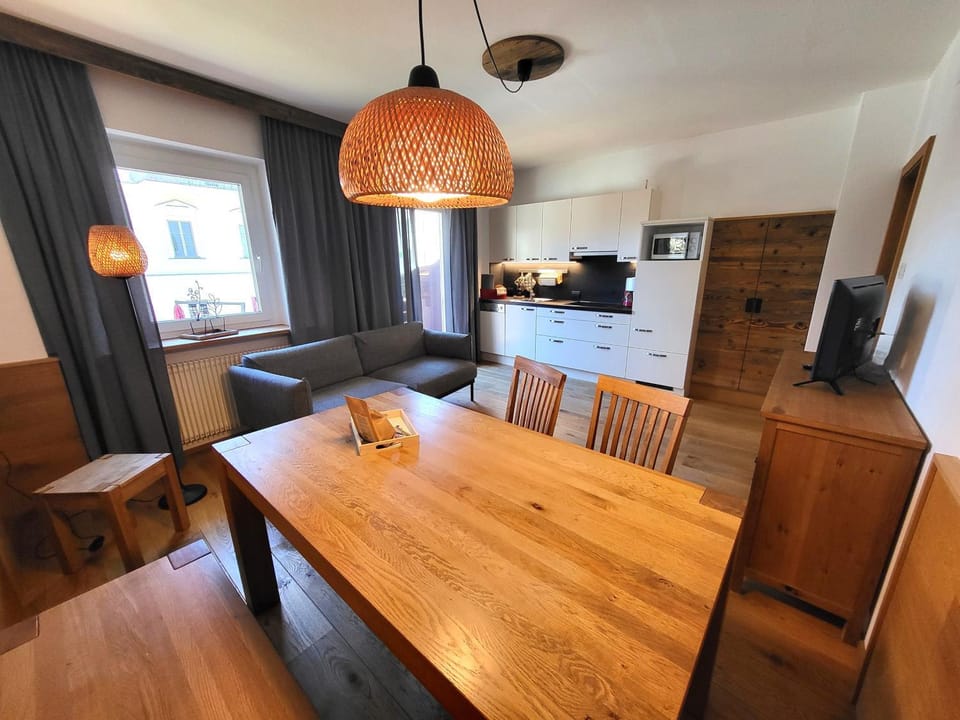 TV and multimedia, Kitchen or kitchenette, Living room, Seating area, Dining area