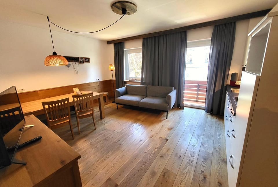 Kitchen or kitchenette, Living room, Seating area, Dining area