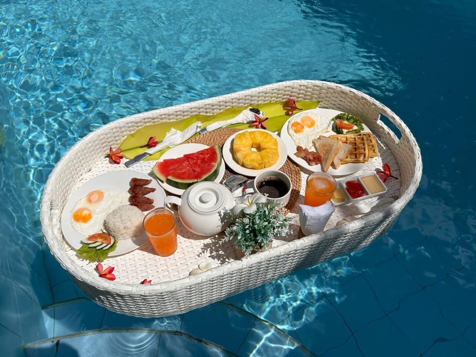 Swimming pool, Breakfast