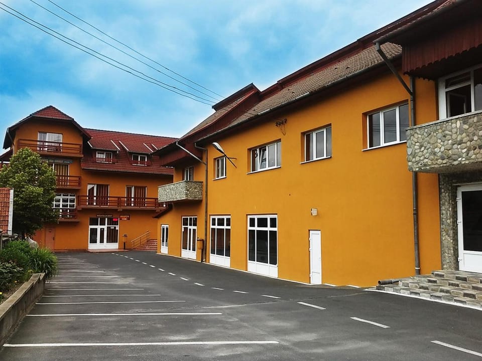 Property building, Facade/entrance, Parking