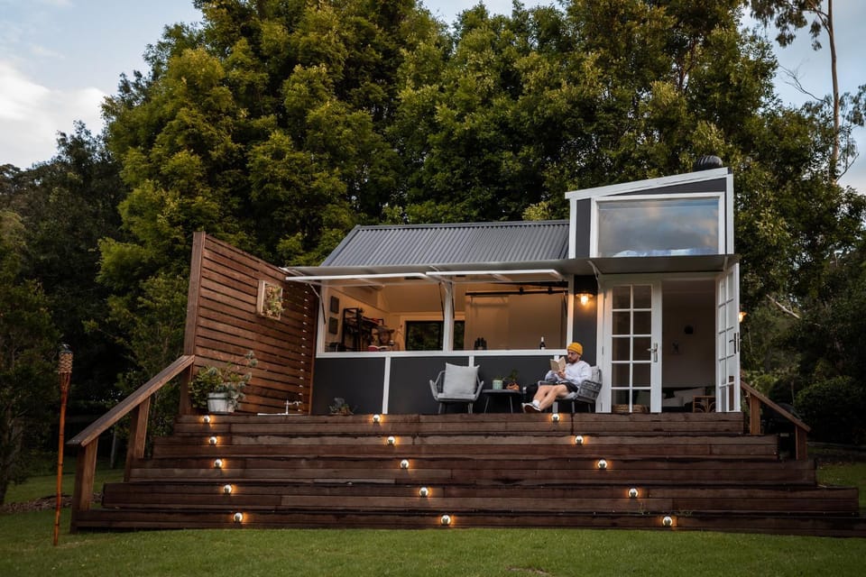 Property building, Patio, Spring, People, Balcony/Terrace