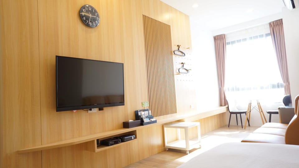 Bed, TV and multimedia, Bedroom