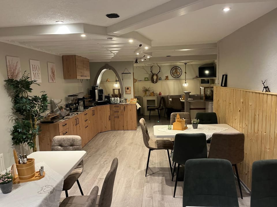 Restaurant/places to eat, Coffee/tea facilities, Seating area