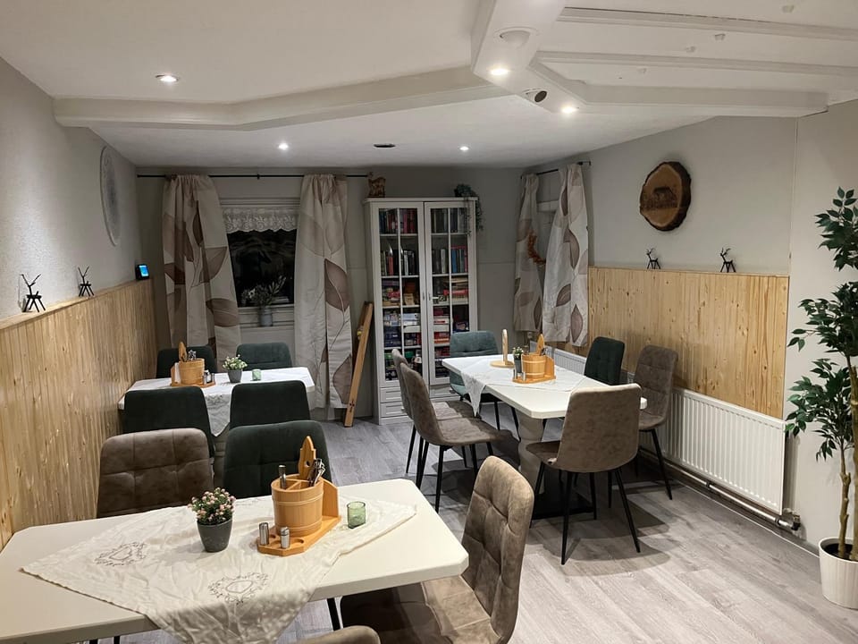 Restaurant/places to eat, Seating area