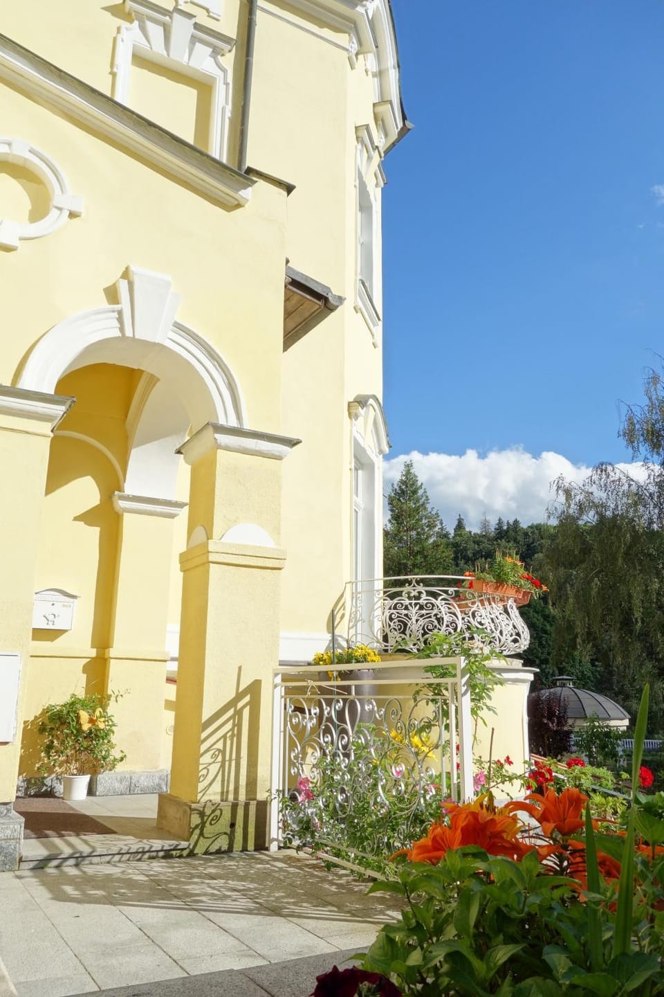 Property building, Facade/entrance, Balcony/Terrace
