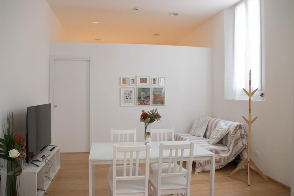 TV and multimedia, Living room, Photo of the whole room, Dining area