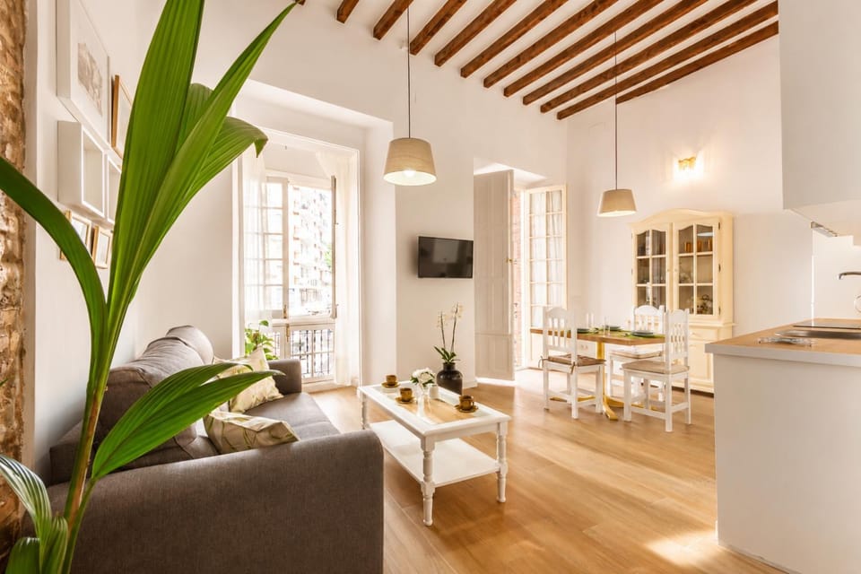 TV and multimedia, Kitchen or kitchenette, Living room, Seating area, Dining area