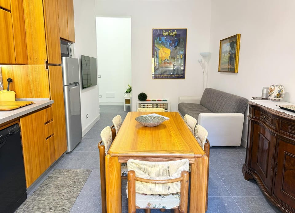 Dining area, Lunch, trouser press