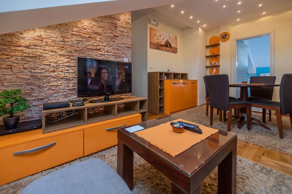 TV and multimedia, Living room, Seating area, Dining area