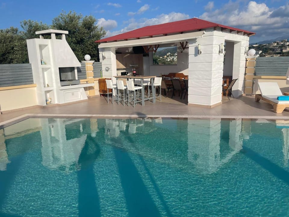Dining area, Pool view, Swimming pool, sunbed