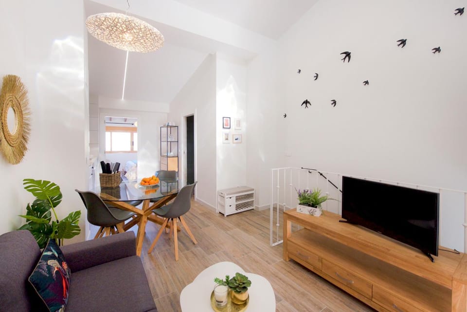 TV and multimedia, Living room, Seating area, Dining area