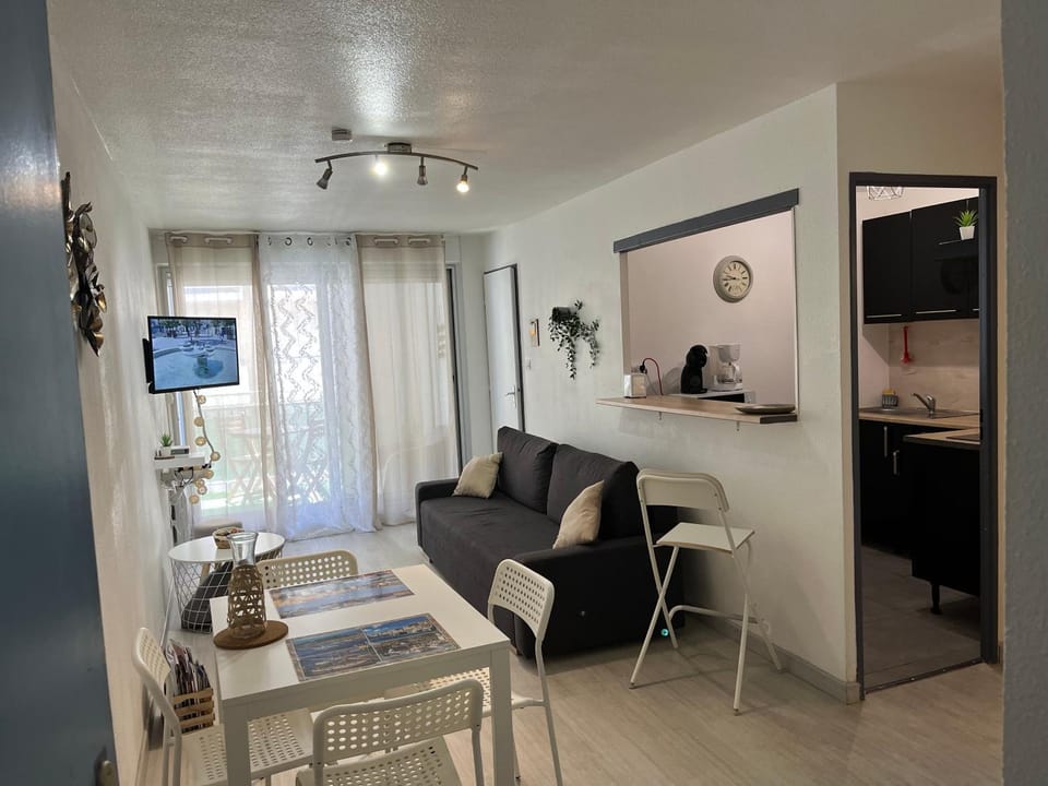 TV and multimedia, Kitchen or kitchenette, Seating area, Dining area