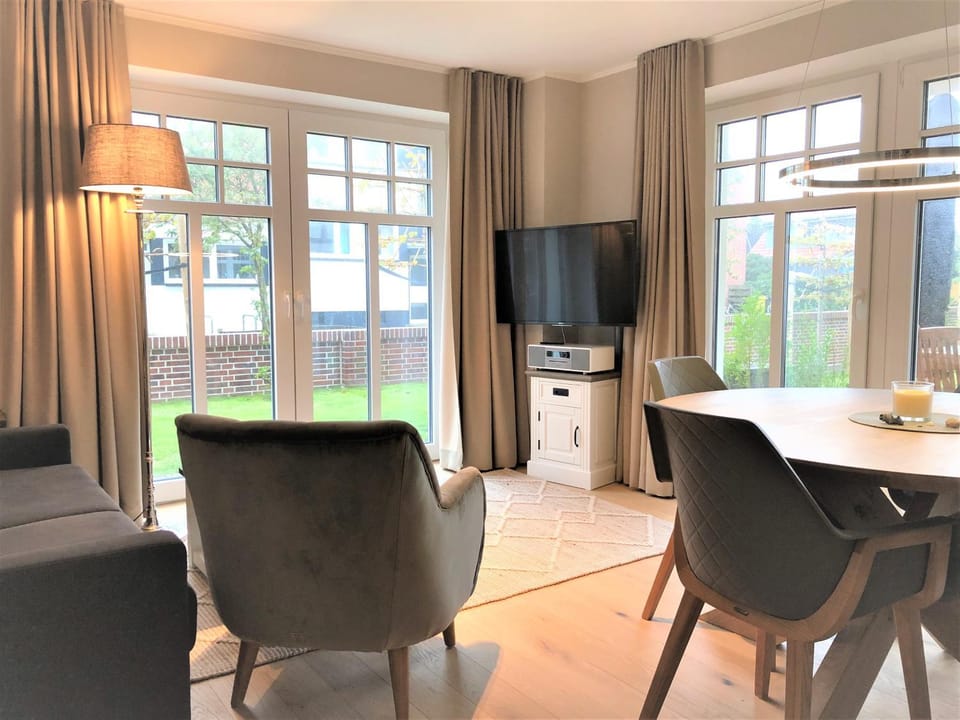 TV and multimedia, Living room, Seating area, Dining area