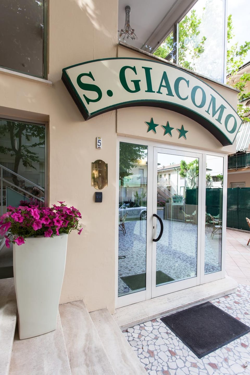 Facade/entrance