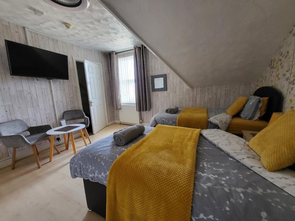 Bed, TV and multimedia, Photo of the whole room, Seating area, Bedroom