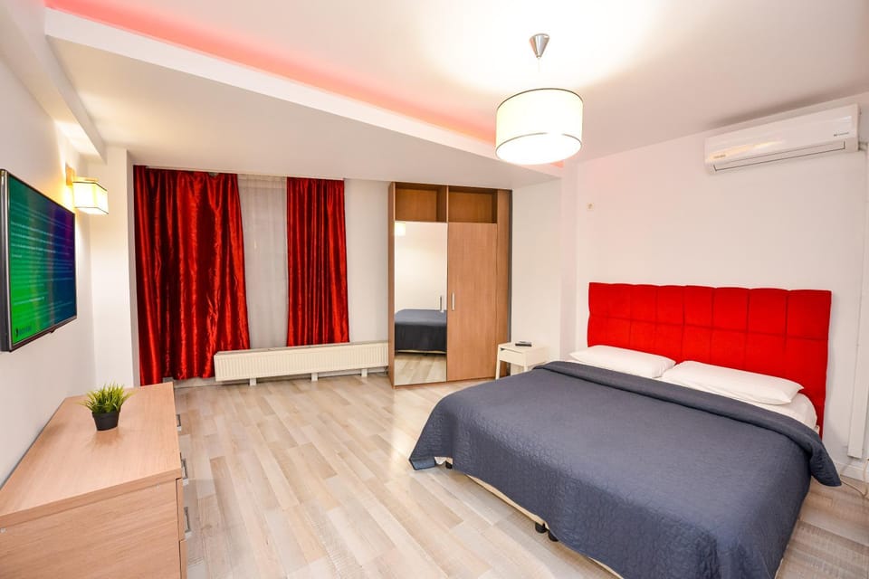 Bed, TV and multimedia, Living room, Photo of the whole room, Seating area, Bedroom, air conditioner