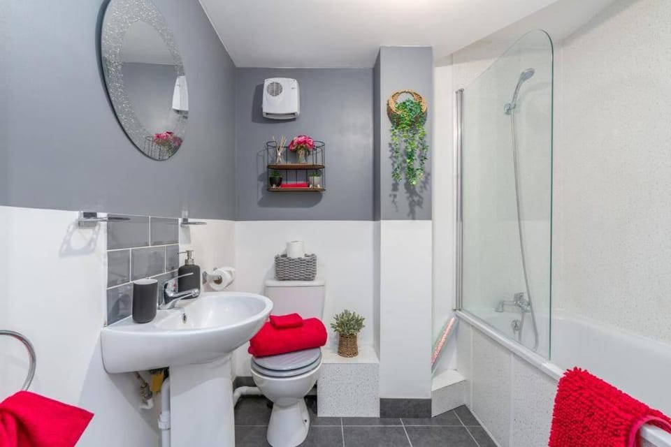 Forest View Apartment- Private Balcony Apartment in Southampton