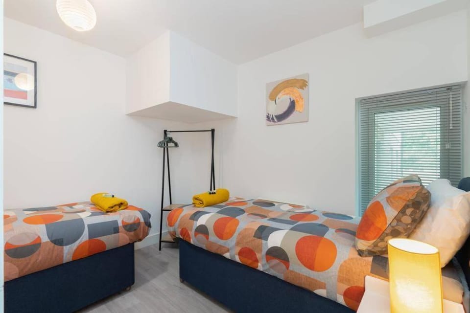 Forest View Apartment- Private Balcony Apartment in Southampton