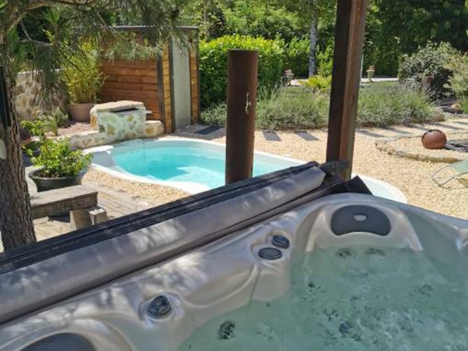 Loft rénové avec piscine privée et spa - Havre de paix en Auvergne - FR-1-489-337 House in Auvergne-Rhône-Alpes
