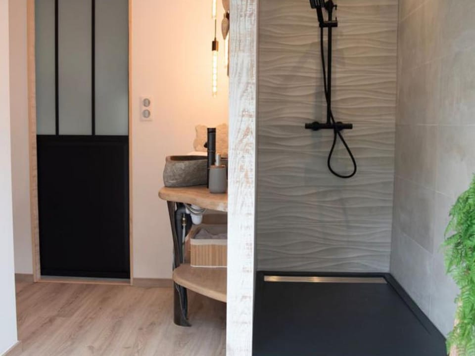 Loft rénové avec piscine privée et spa - Havre de paix en Auvergne - FR-1-489-337 House in Auvergne-Rhône-Alpes