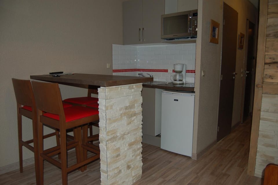 Kitchen or kitchenette, Dining area, stove