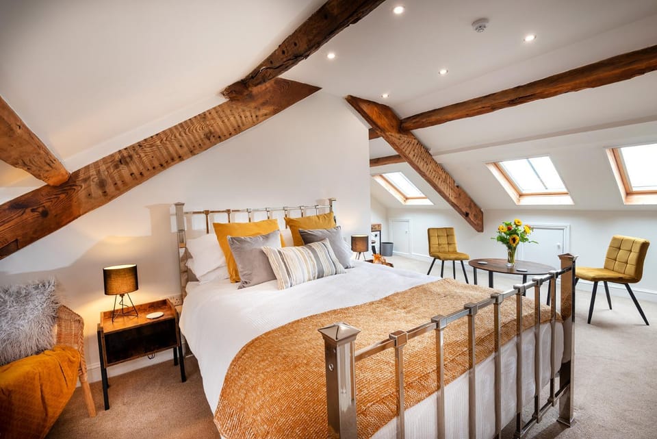 Bed, Photo of the whole room, Seating area, Dining area, Bedroom