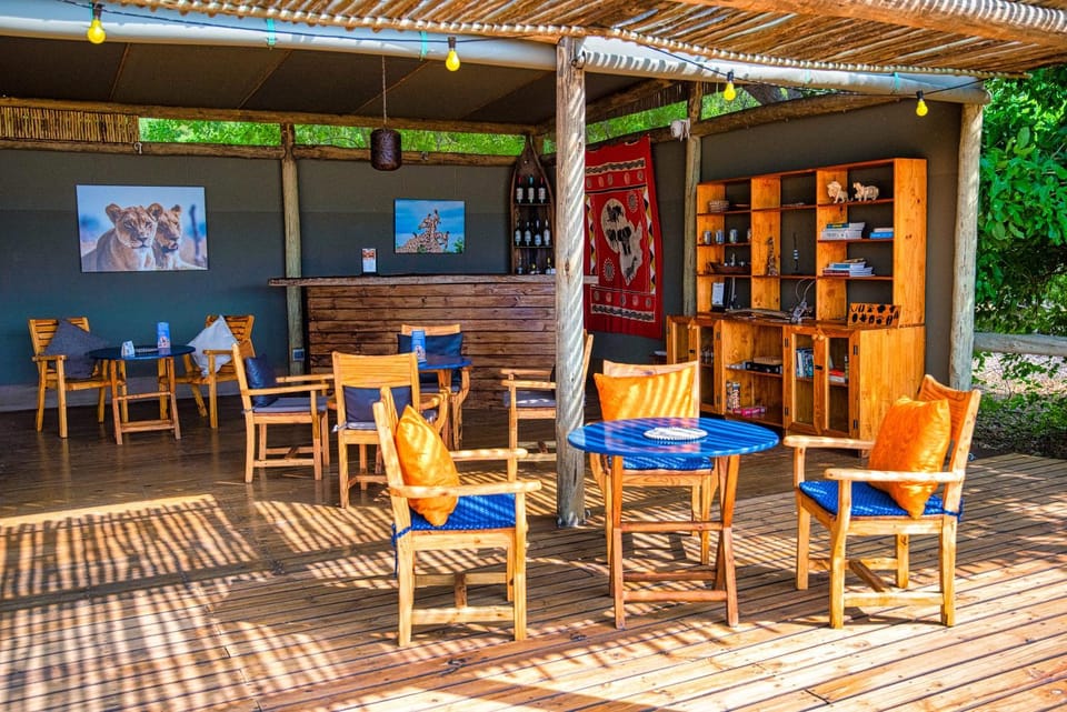 Restaurant/places to eat, Lounge or bar