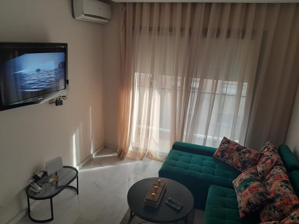 Communal lounge/ TV room, TV and multimedia, Living room, Seating area, air conditioner