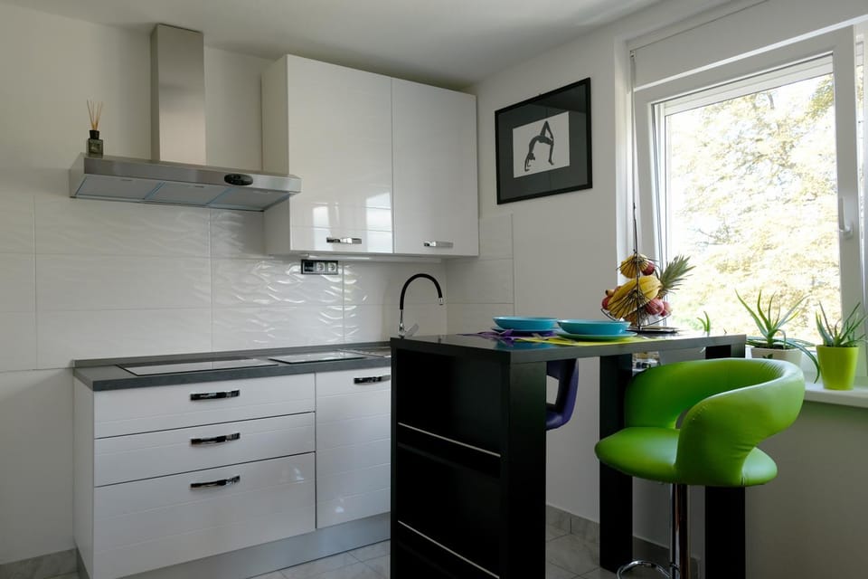 Kitchen or kitchenette, Dining area, stove