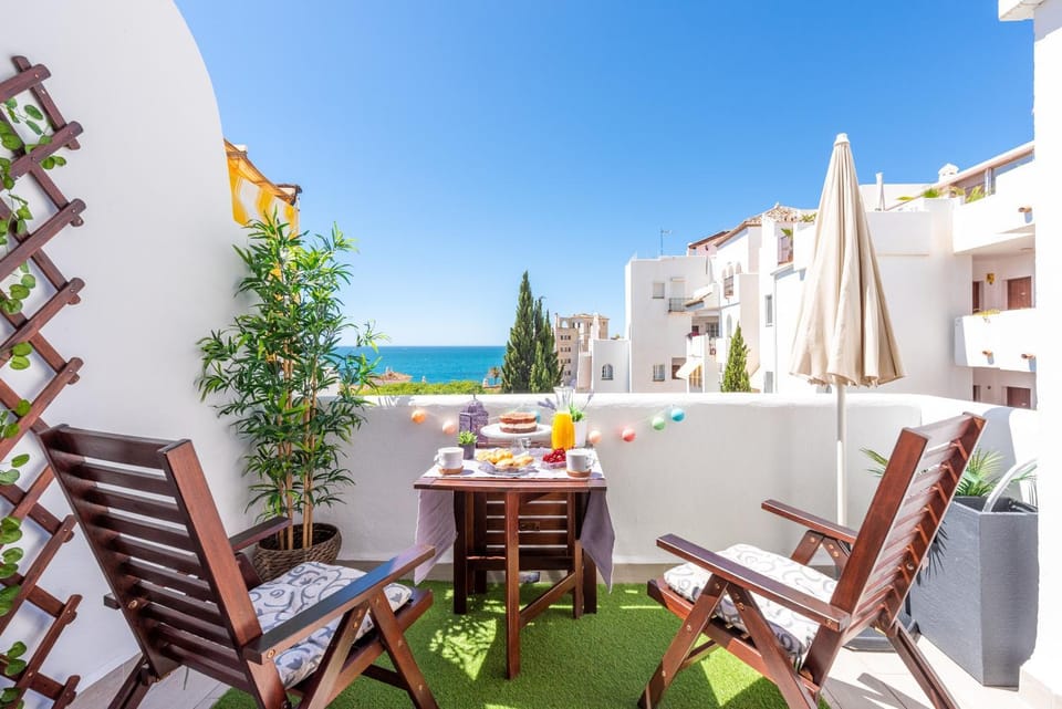 Property building, Balcony/Terrace, Living room