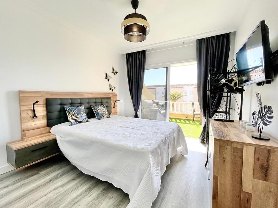 Bed, TV and multimedia, Photo of the whole room, Bedroom, hair dresser