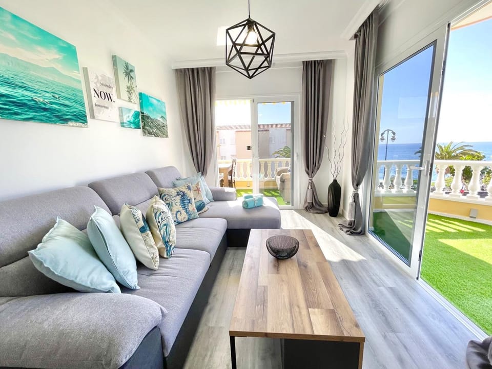 Day, View (from property/room), Balcony/Terrace, Living room, Seating area, Sea view