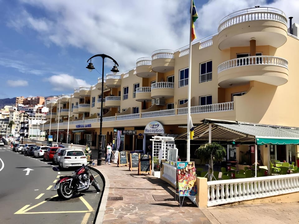 Property building, Restaurant/places to eat, Off site, Day, Neighbourhood, Area and facilities, Location