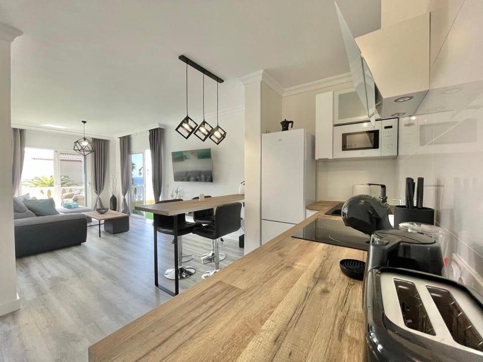 TV and multimedia, Kitchen or kitchenette, Living room, Decorative detail, Dining area, stove