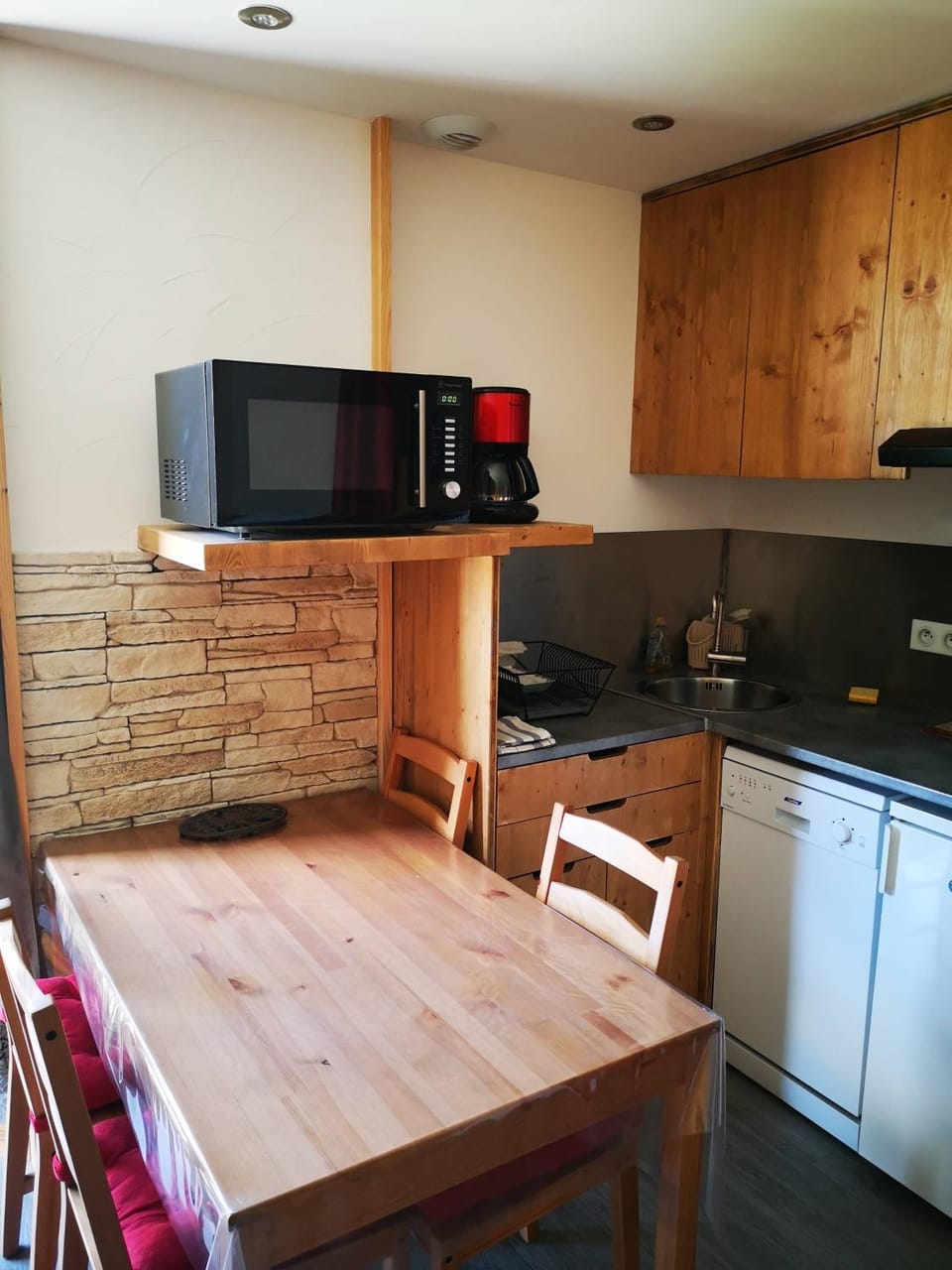 Kitchen or kitchenette, Dining area