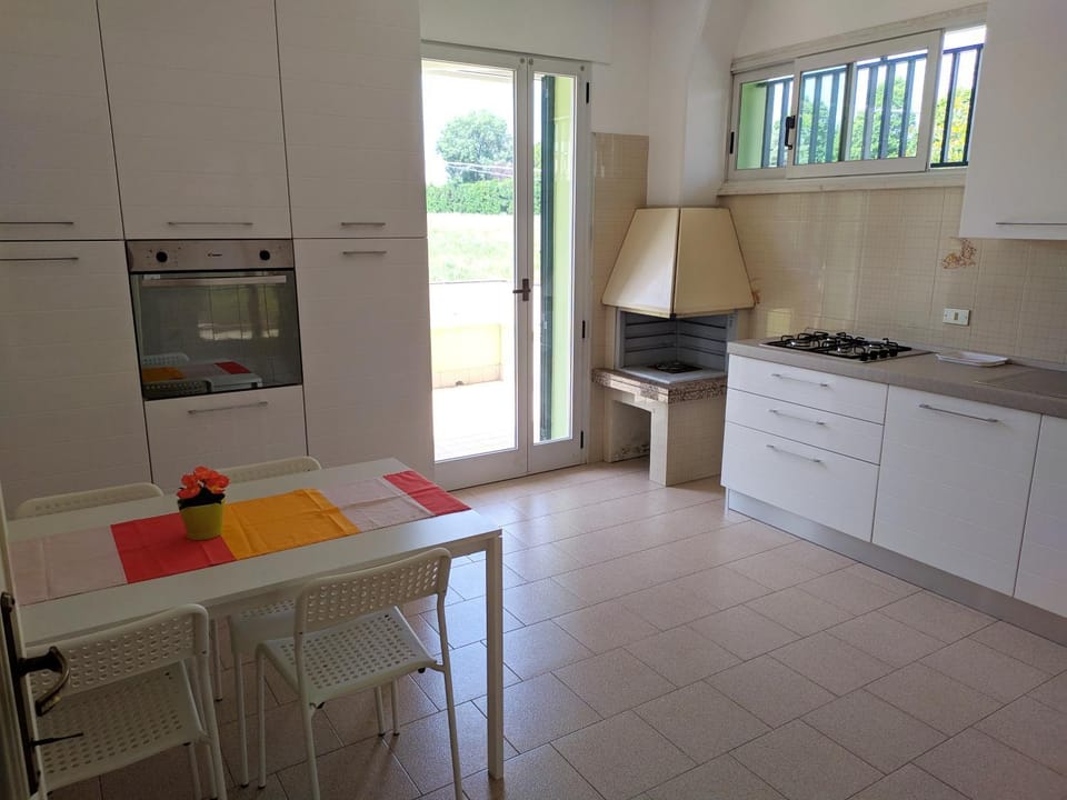 Dining area, kitchen