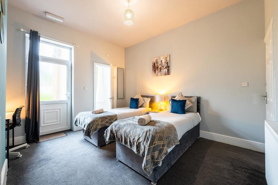 Sheffield Contractors and MONTHLY Stays 3BR 3 Bath house Managed by Chique Properties Ltd House in Rotherham