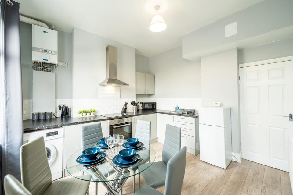 Sheffield Contractors and MONTHLY Stays 3BR 3 Bath house Managed by Chique Properties Ltd House in Rotherham