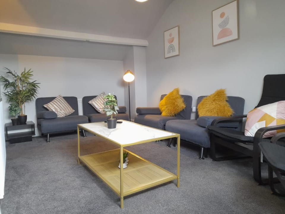 Sheffield Contractors and MONTHLY Stays 3BR 3 Bath house Managed by Chique Properties Ltd House in Rotherham