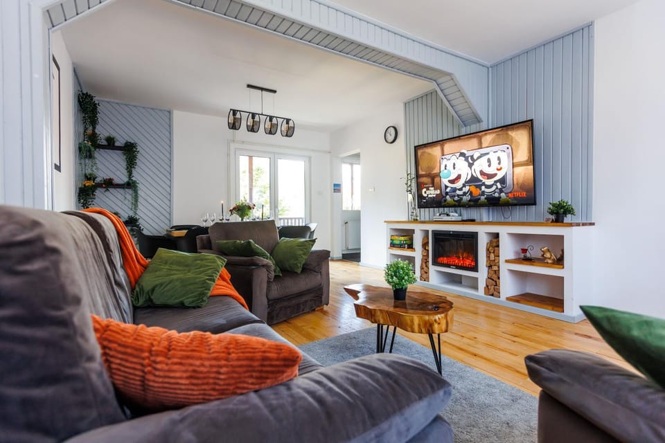 Game Room, TV and multimedia, Living room, Seating area, Dining area, flat iron