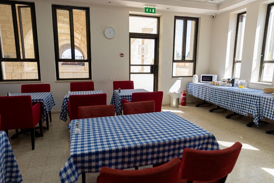 Coffee/tea facilities, Dining area, Breakfast